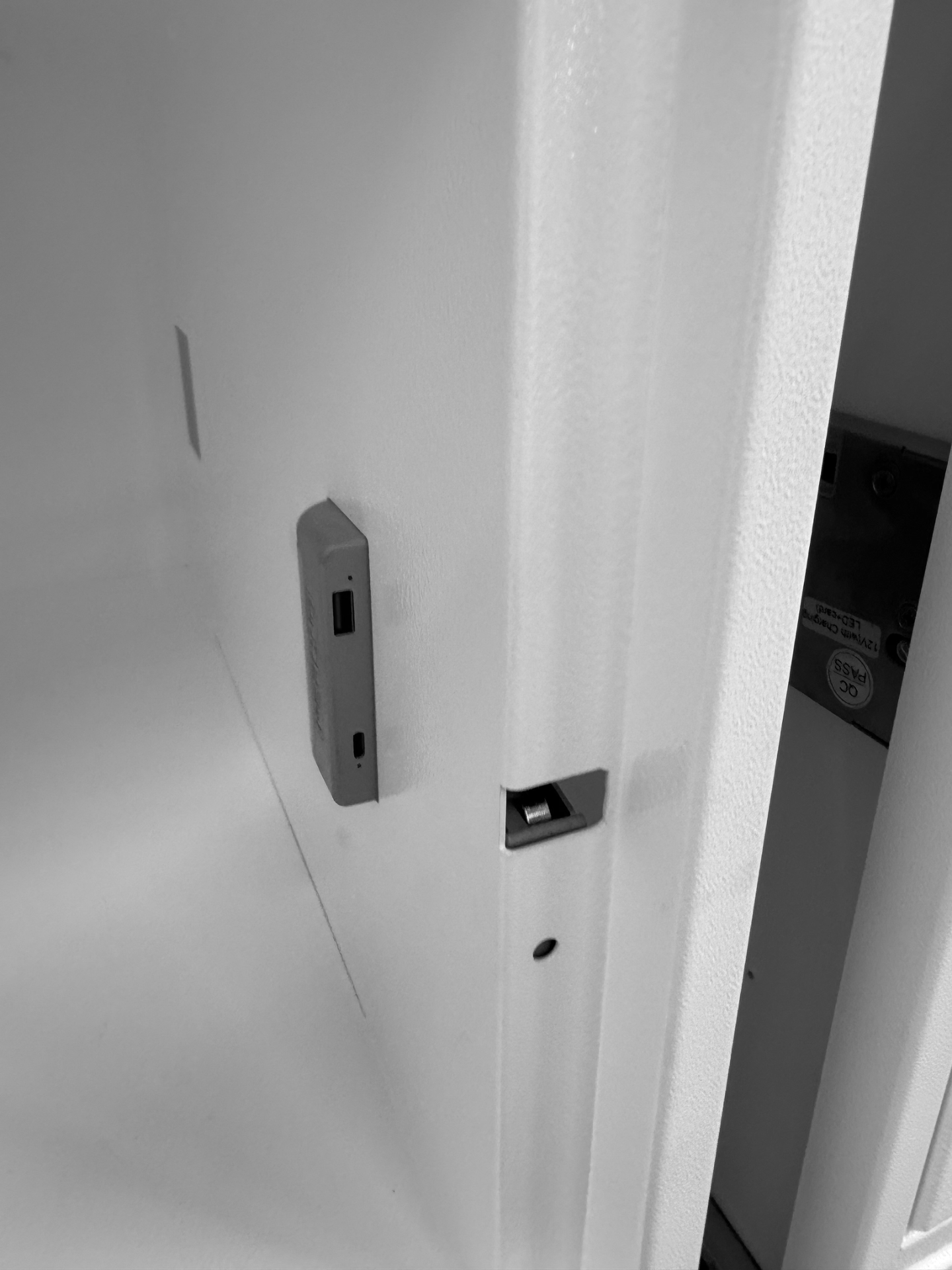 Smart hot desking lockers for flexible workplace storage