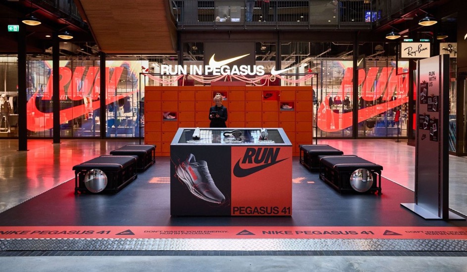 Smart click-and-collect lockers for retail stores and shopping centers